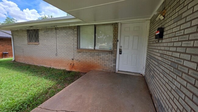 Building Photo - 3 Bed 1 Bath in Del City!