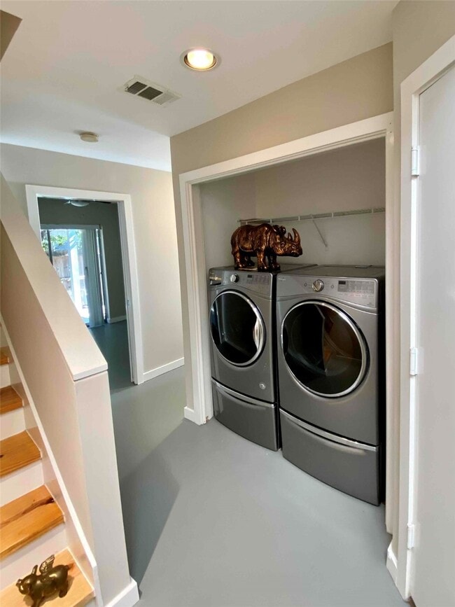 Building Photo - 823 Robin St