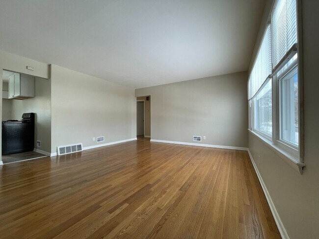 Foto del edificio - Villard Ave - 8129-31 W