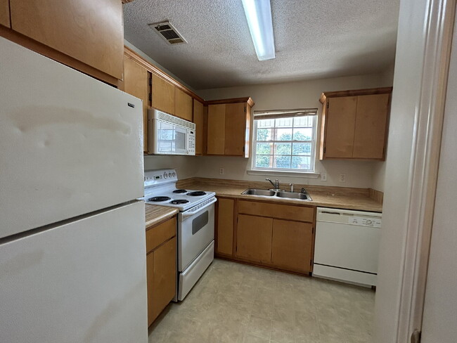 Building Photo - Apartment For Rent