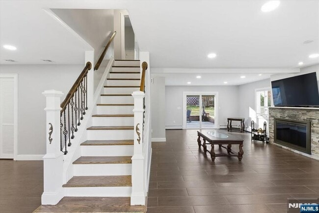 Foto del edificio - 473 Lincoln Dr