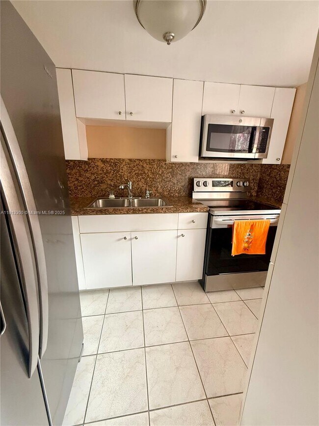 Foto del edificio - 1100 W 35th St