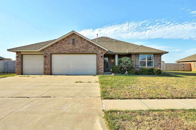 Building Photo - Gorgeous 3 bed 2 bath in Chickasha! SOLAR ...