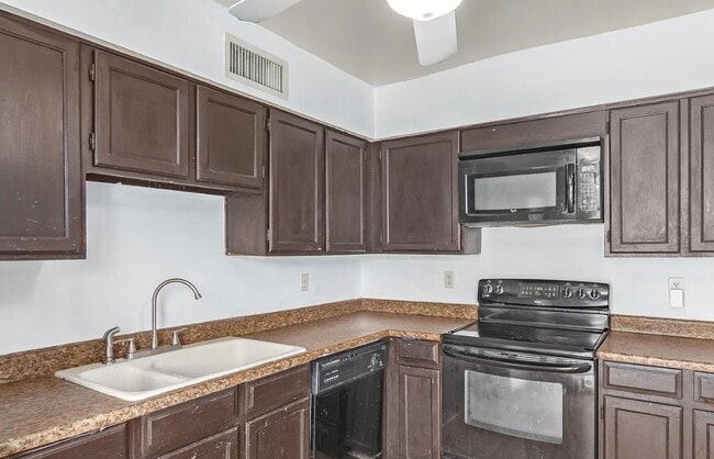 Building Photo - 1312 E Hopi Cir