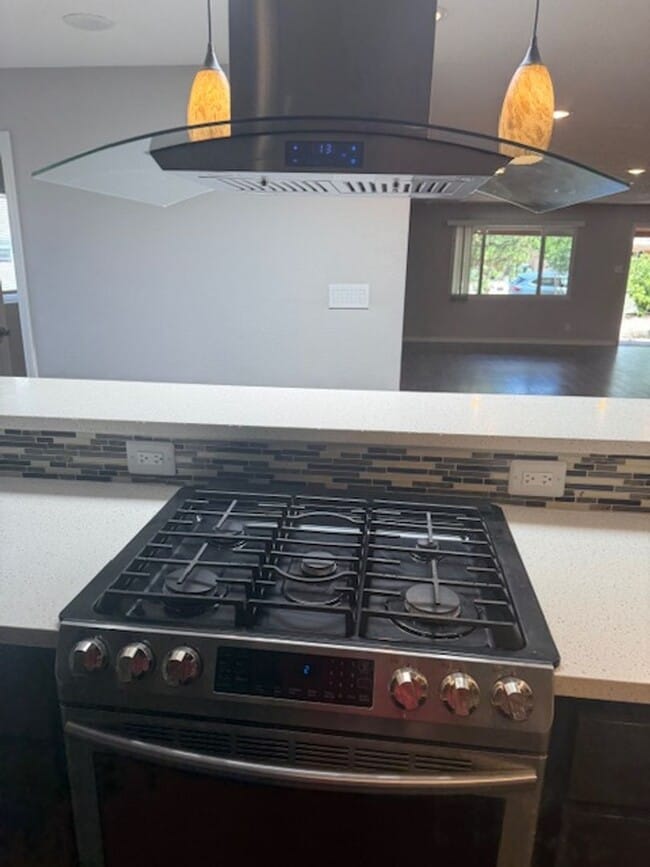 Building Photo - Beautiful 3 bedroom 2 bath 2 car garage ho...