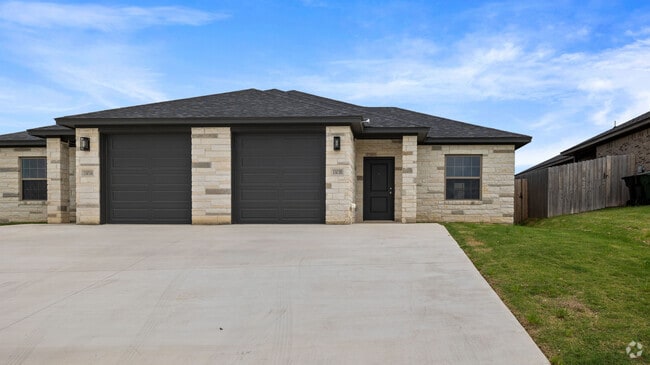 Building Photo - 1303 Antelope Trl
