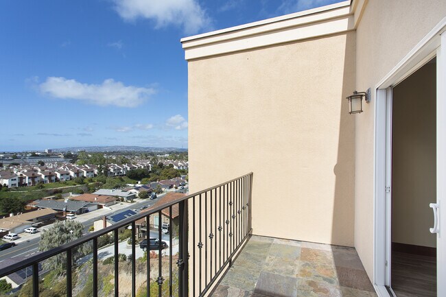 Foto del edificio - Gorgeous 2 Bed/2 Bath in Point Loma - Views, W/D, & More + Pets OK