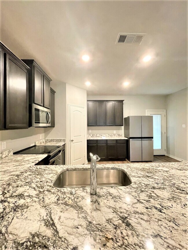 Foto del edificio - 121 Revolution Rd, Liberty Hill, Texas 78642