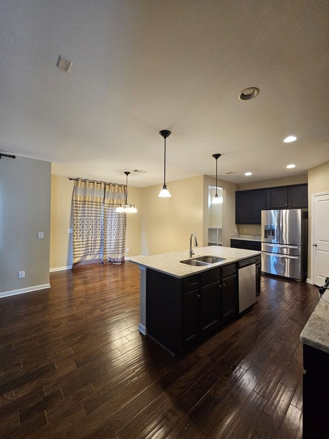Building Photo - Great Home With Garage Parking Near Downto...