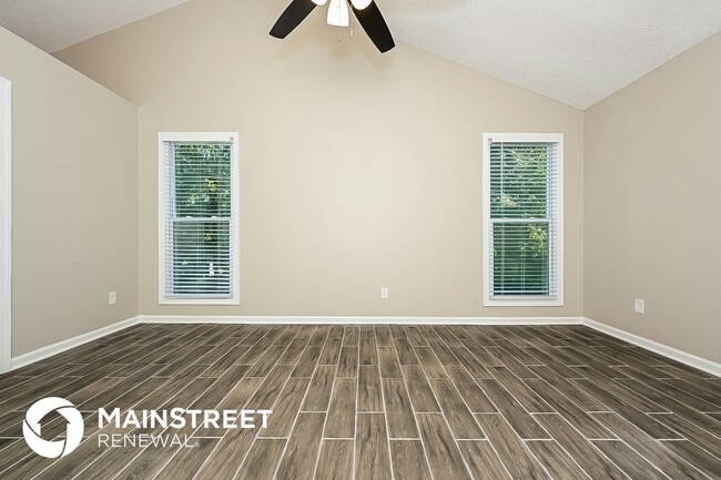 Building Photo - 402 Hawthorne Cir