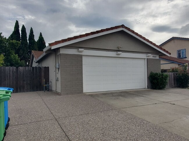 Building Photo - Spacious 3BD/2BTH HOUSE Located in Union C...