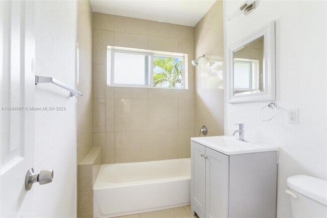 Foto del edificio - 9770 E Bay Harbor Dr