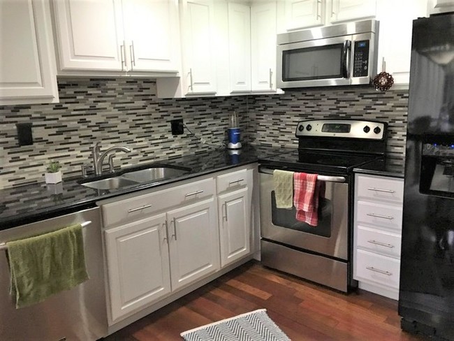 Foto del edificio - Beautiful 3 Bedroom Townhome in The Knolls!