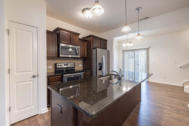 Foto del edificio - GREAT 2 Bedroom Townhome Regent Park - AVAILABLE MAY 2026