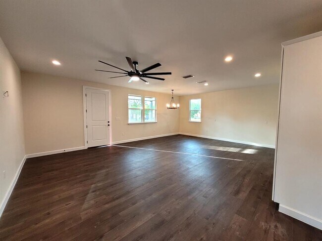 Building Photo - 750 S Main St