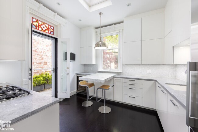 Foto del edificio - Brownstone Triplex + Parking