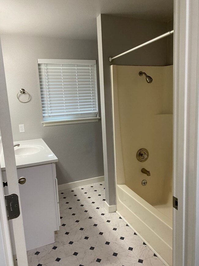Foto del edificio - 5223-5225 N Pinegrove Ct