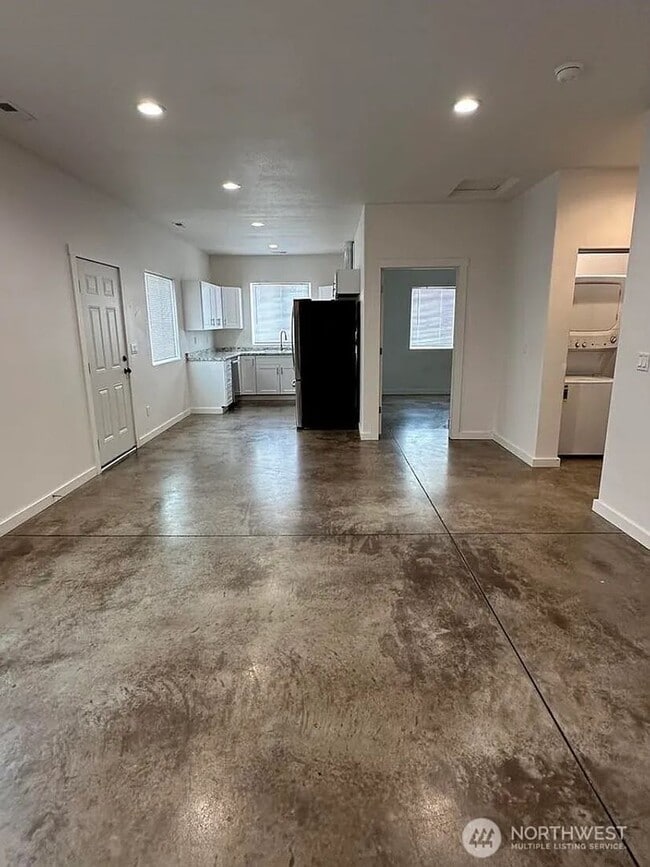 Building Photo - 3 Bedroom Unit in 4 Plex, close to Downtow...