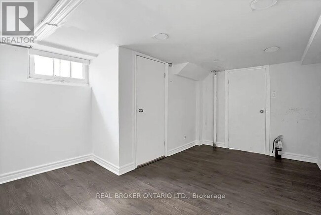 Building Photo - 210 Mary St N