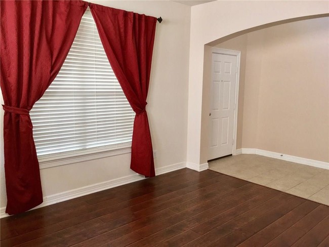 Building Photo - 5720 Pebble Ridge Dr