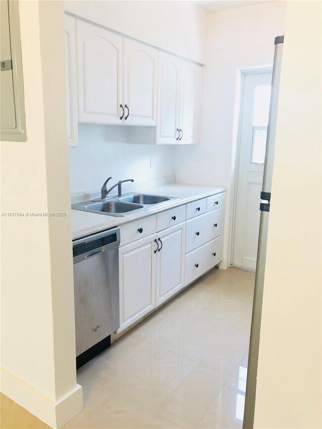 Foto del edificio - 8227 Crespi Blvd