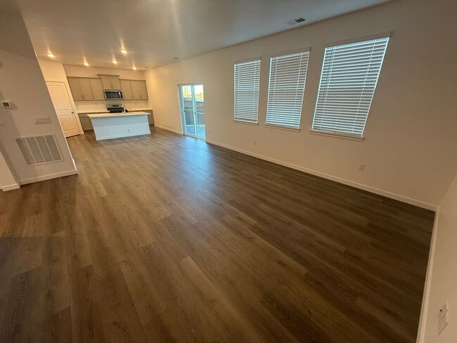 Foto del edificio - Brand New 5-Bedroom Home in Ideal Location