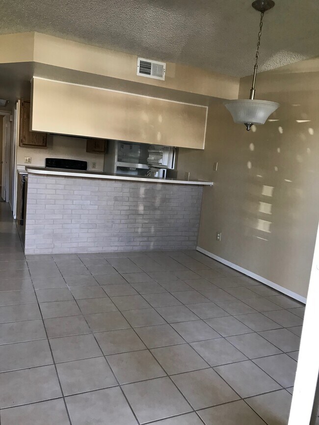 Foto del edificio - 8820 N 8th St