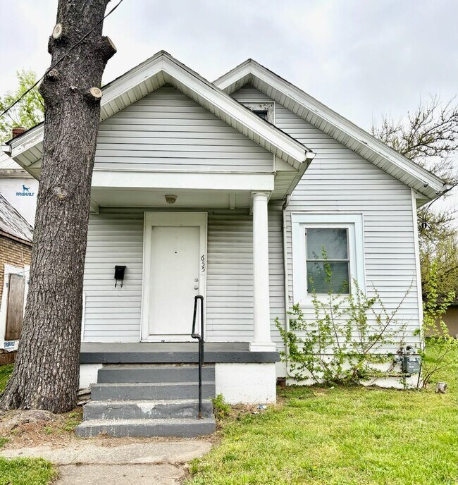 Foto del edificio - Updated home in West Louisville now availa...