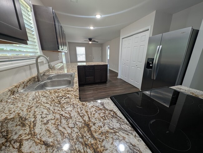 Building Photo - 709 E 9th St