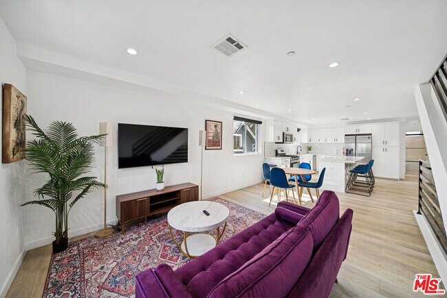 Building Photo - 835 N Harvard Blvd