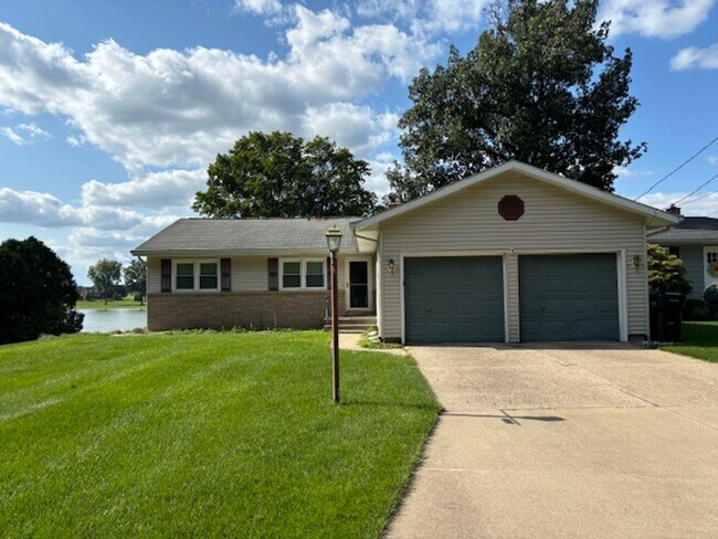 Foto del edificio - Fully Furnished, Turn Key Lake Front Home in Caledonia!