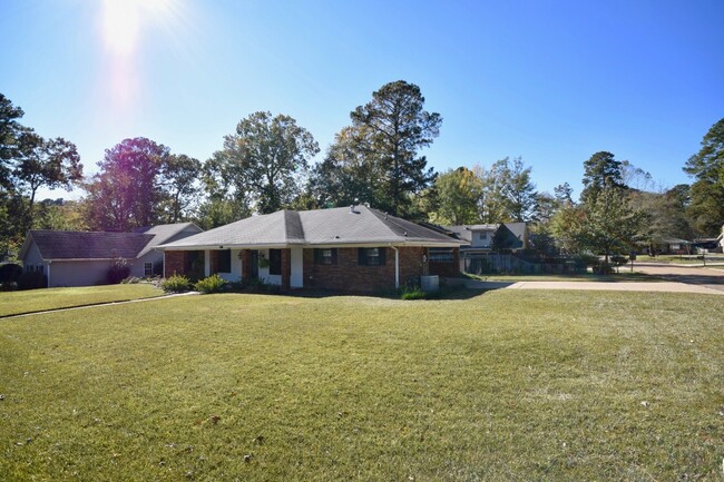 Foto del edificio - Remodeled Home on Corner Lot