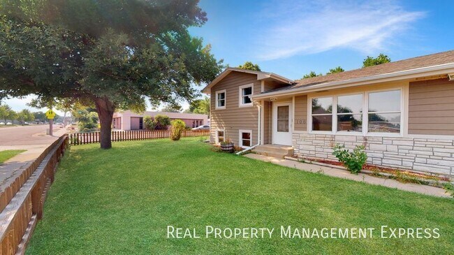 Foto del edificio - 3 Bed 2 Bath Duplex w/ Attached Garage
