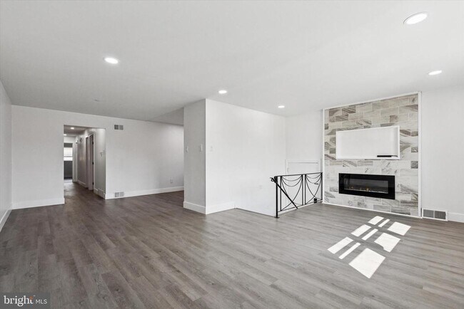 Building Photo - 2155 Benson St