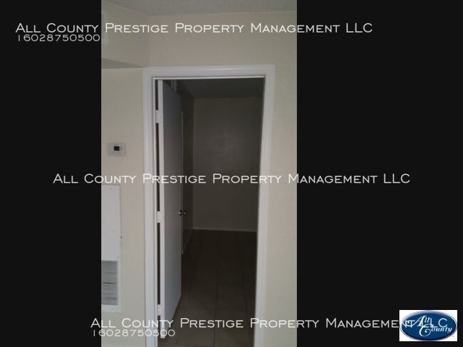 Building Photo - 2615 E Greenway Rd