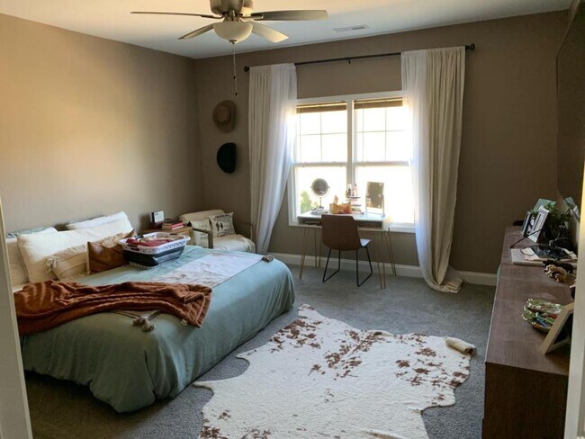 Foto del edificio - 1324 McNeill Pond Rd