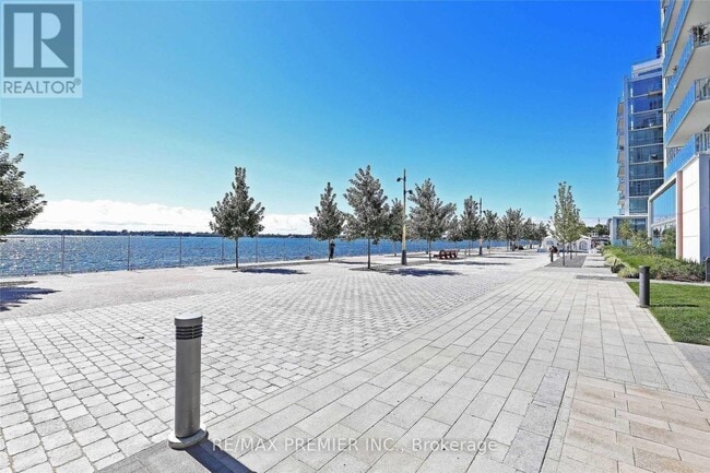 Photo du bâtiment - 15 Queens Quay E