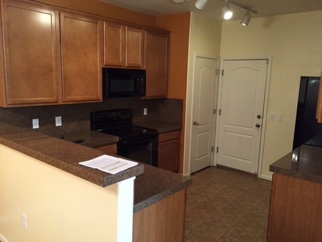 Building Photo - 2 bed/2.5 bath Townhome