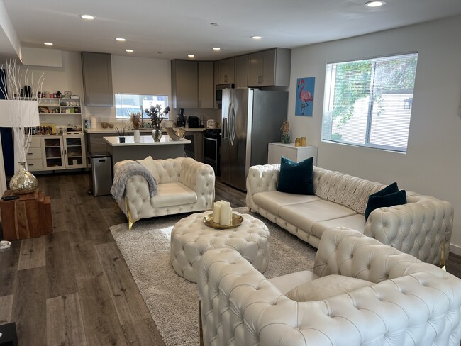 Building Photo - 1121 1/2 N Berendo St