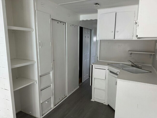 Building Photo - 44 Circle Dr