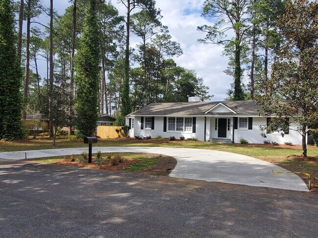 Foto del edificio - Modern Charm: Spacious 4-Bedroom Home with Inviting Amenities in Valdosta, GA