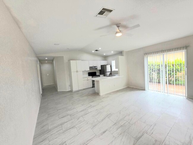 Building Photo - 569 E Ridge Cir N