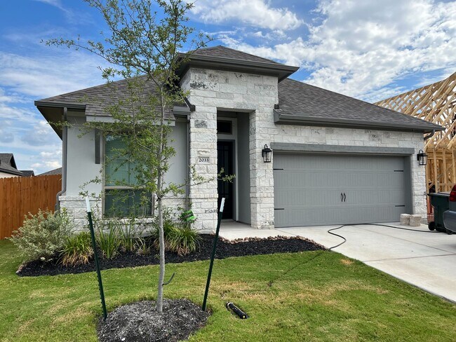 Building Photo - *COMING SOON!* 3 Bedroom / 2 Bath Home In ...