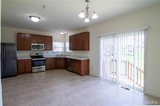 Building Photo - *Ready for Immediate Move In*
