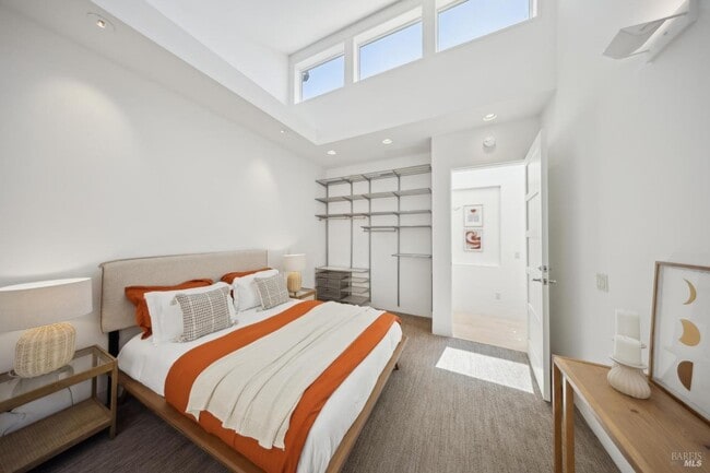 Building Photo - 325 Vía La Cumbre