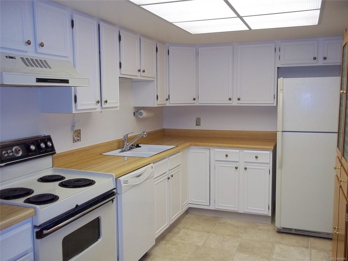 Primary Photo - 14300 E Marina Dr