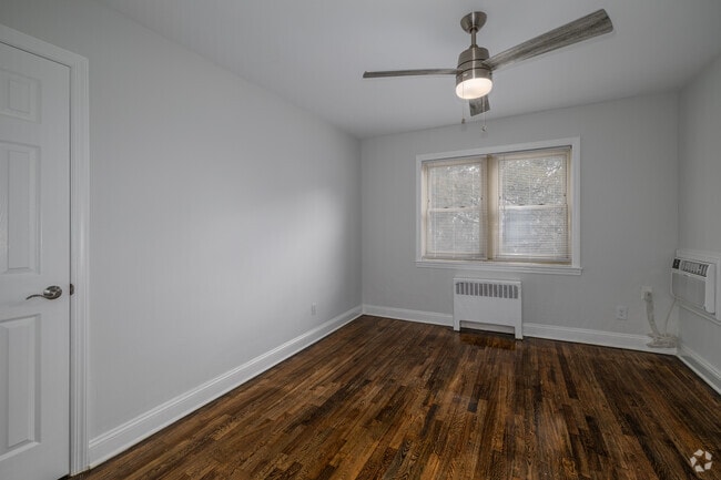 1BR, 1BA - 601SF - Bedroom - Boulevard Gardens