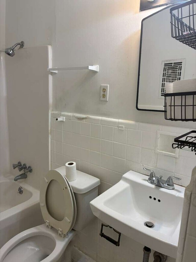 Building Photo - 228 Melrose Dr