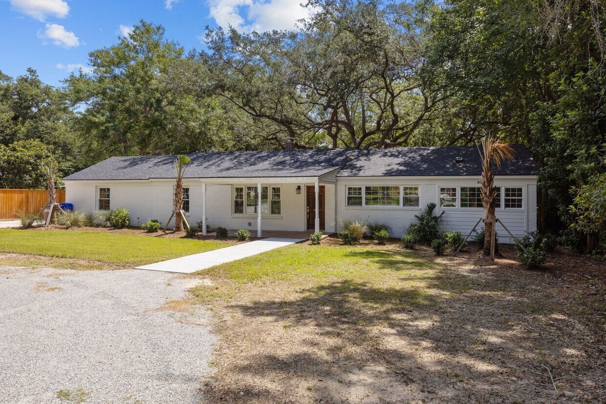Foto principal - Impeccably Renovated Brick Ranch on James ...