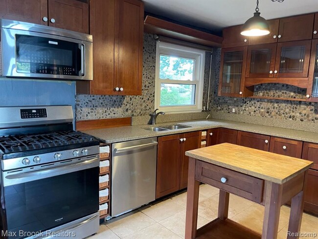 Foto del edificio - 5111 Elizabeth Lake Rd